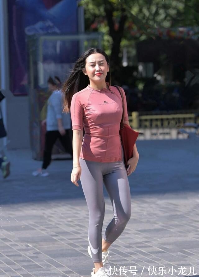 女神 打底裤的打扮尽显优雅气息,展现女神的自信,好看又不简单