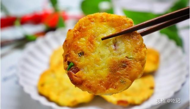 想不到莲藕还能这样吃，一搅一煎，做成早餐营养丰富