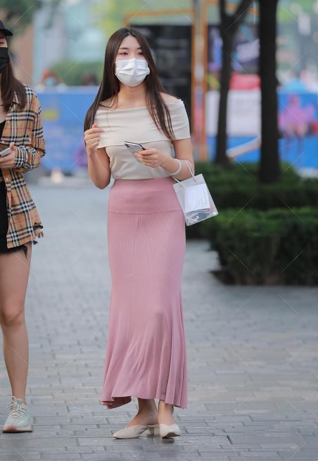 一字肩叠搭上衣塞进包臀裙显腿长,飘逸裙脚和高跟鞋给人“贵妇”的既视感