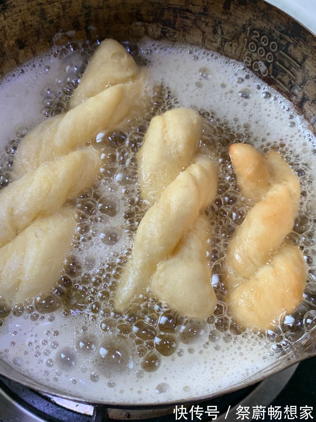 家庭自制油炸甜麻花 蓬松饱满 绵软香甜 好吃到停不下来