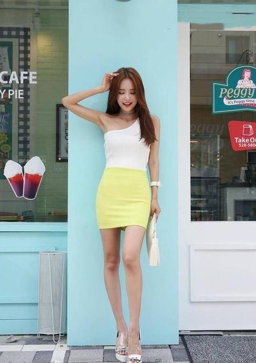  皮裙|白色抹胸搭配黑色小皮裙，把好身材展示出来，非常独特有气质