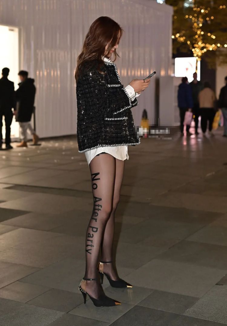 小姐姐 高跟鞋搭配黑色外套白衬衫打底,清新中带着性感