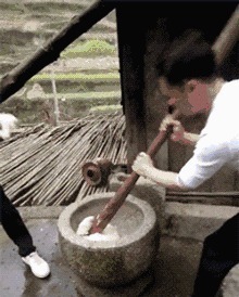 |搞笑GIF趣图:妹子,没想到吧?洗个手还能碰到惊喜!