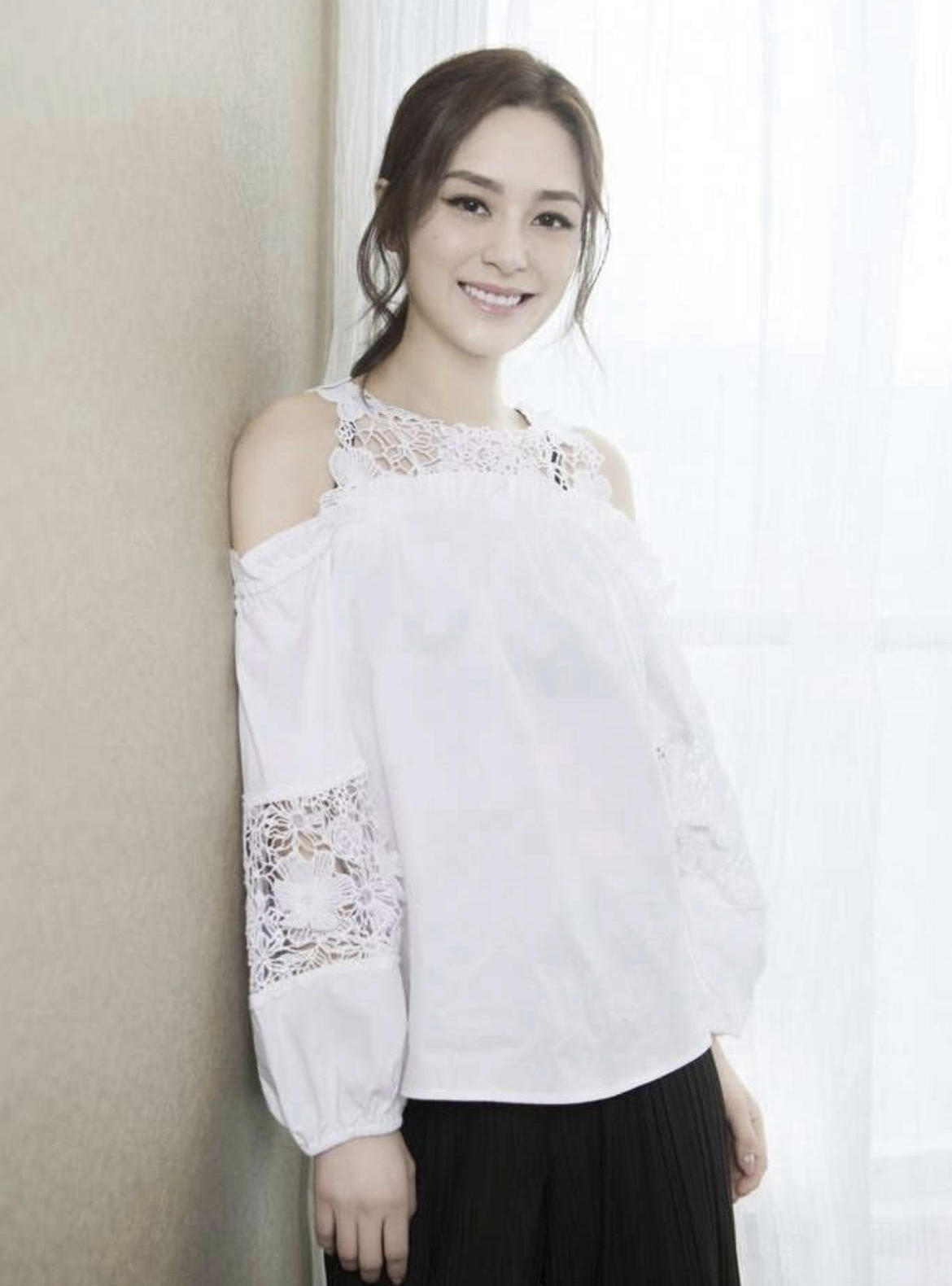 微胖|阿Sa阿娇走机场气质全开!穿白色上衣搭配阔腿裤简约高级,超好看