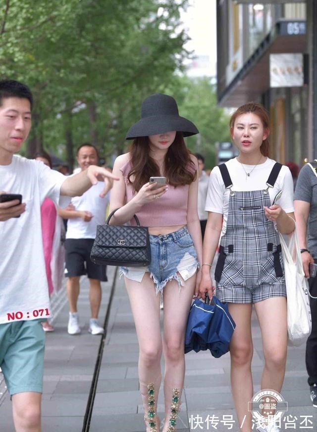 美女 丰腴凹凸的打底裤美女,拉长身材比例,优雅浪漫!