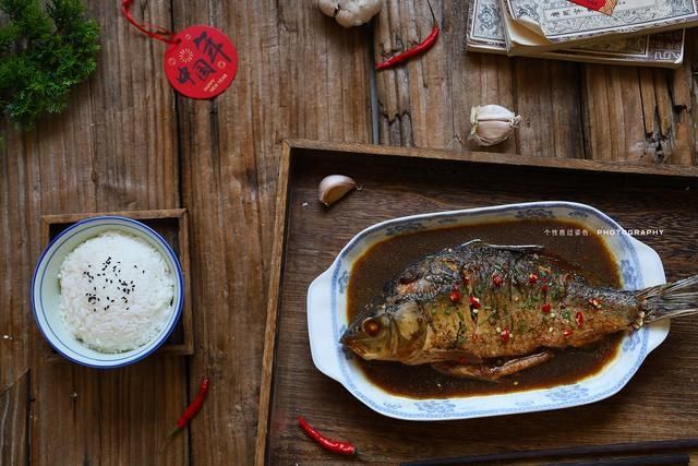 红烧鱼这样做才地道，外酥里嫩又入味，全家老小都爱吃