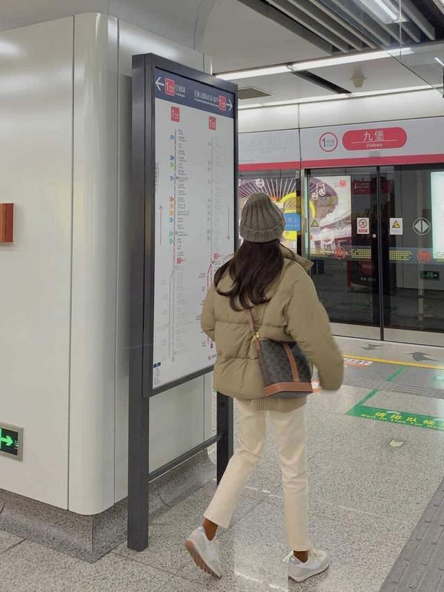 保暖 羽绒服别穿紧身裤了,今年流行这三种搭配方法,不仅时髦还保暖