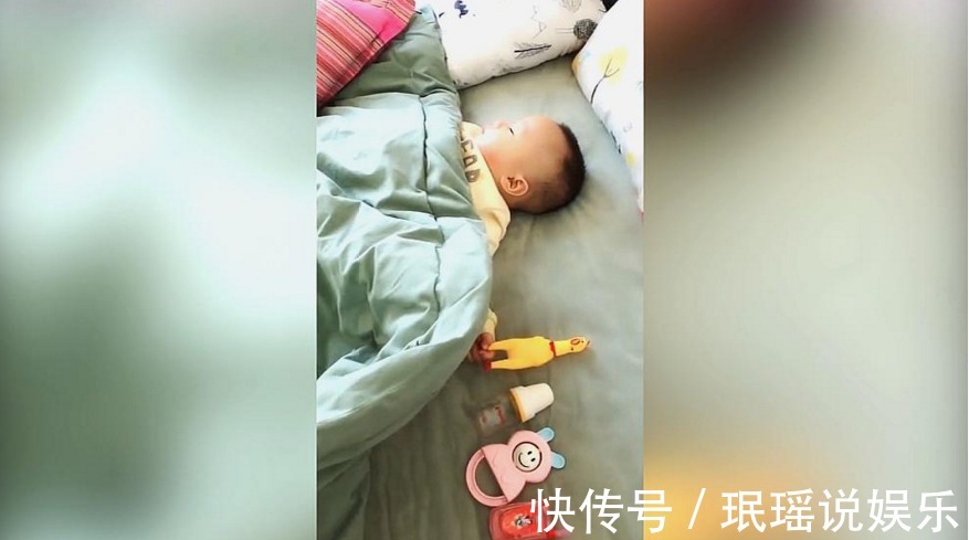 妈妈|宝宝睡觉给妈妈留了位置,妈妈感动,掀开被子一看,网友亲生的
