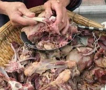 骑车|大爷边骑车边卖小吃,50一斤的“碎肉”被疯抢,内行人说是良心价