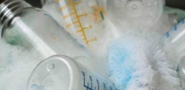 奶瓶|给宝宝洗奶瓶时,这3种误区要避免,不然会越洗越脏,家长上点心