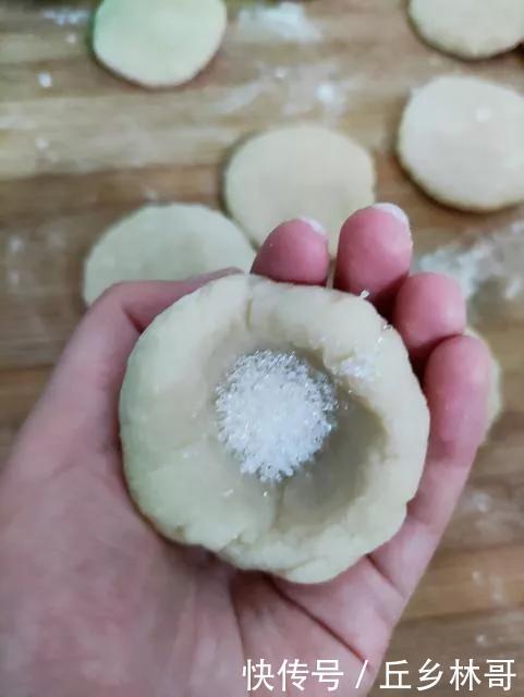 炸糖糕家常做法,简单易学,外皮金黄又酥脆,个个空心不流糖