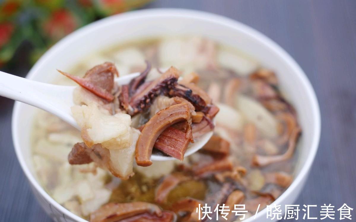 高压锅|鱿鱼和五花肉搭配做成汤,鲜美滋补又好喝,做一锅,全家都能喝