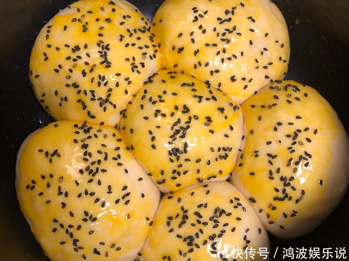 朋友们|电饭煲蛋糕做完了,咱再来做电饭煲面包,蓬松柔软还拉丝,太香了