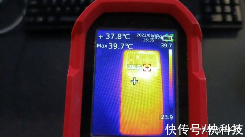 骁龙8|4K无短板旗舰！iQOO 9首发评测：骁龙8跑《原神》仅仅40℃