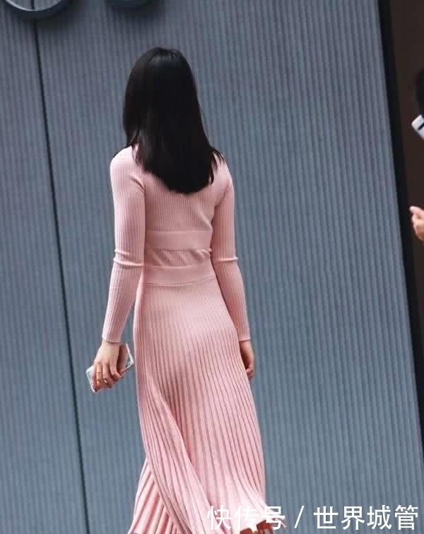 街拍：粉色少女风长裙小姐姐