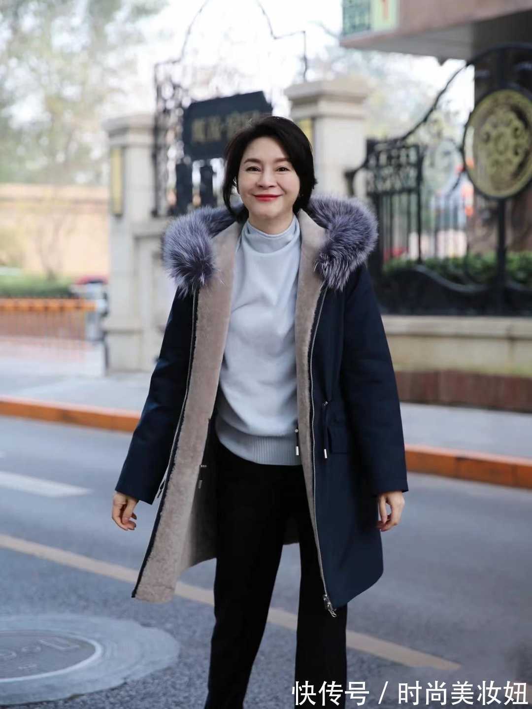 咖啡色|50岁女人如何“优雅过冬”?学她的穿搭思路,温柔大方又高级