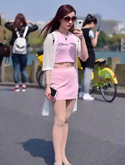 T恤|街拍小姐姐一件V领的黑色短袖T恤搭配牛仔短裤,尽显时尚魅力