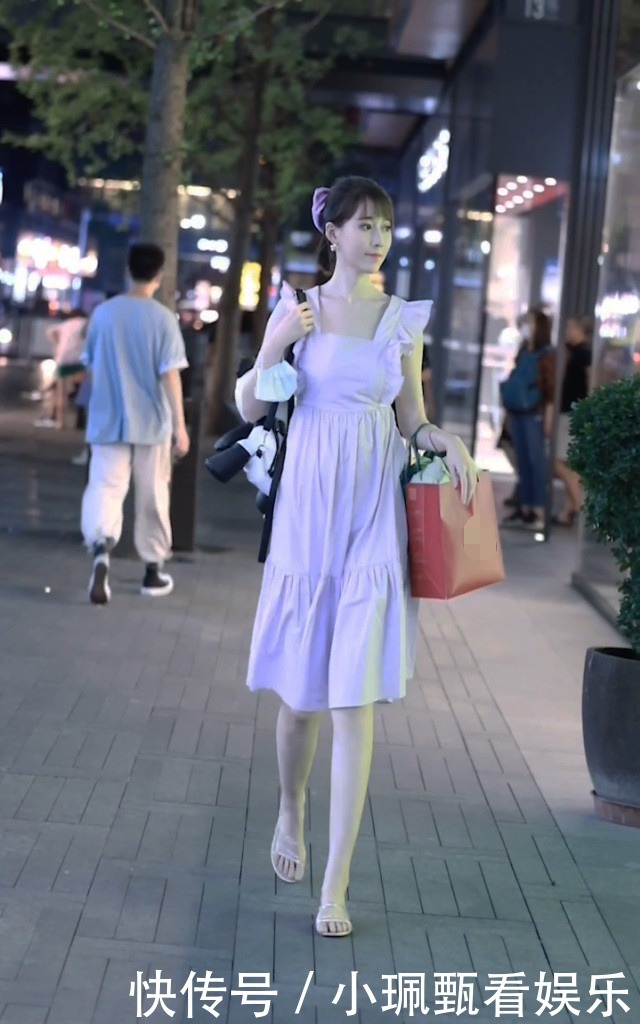 身穿浅紫色连衣裙的小姐姐,清纯甜美,仿佛校园女神