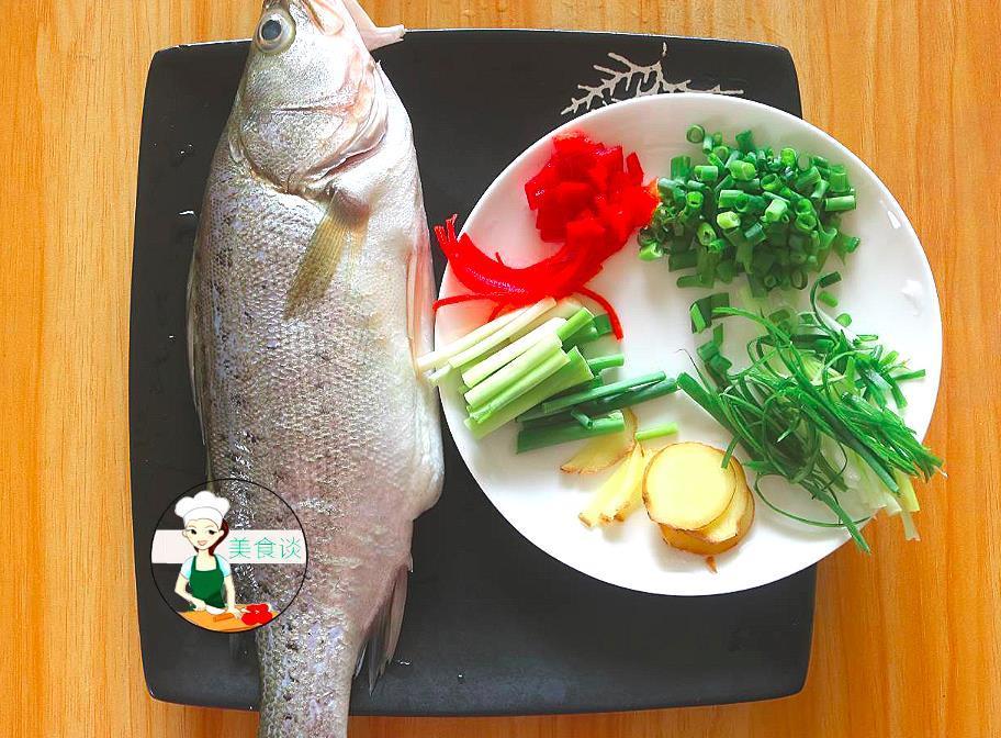 清蒸鱼|做清蒸鱼时,加蒸鱼豉油、加生抽都不对,老师傅教你正确做法