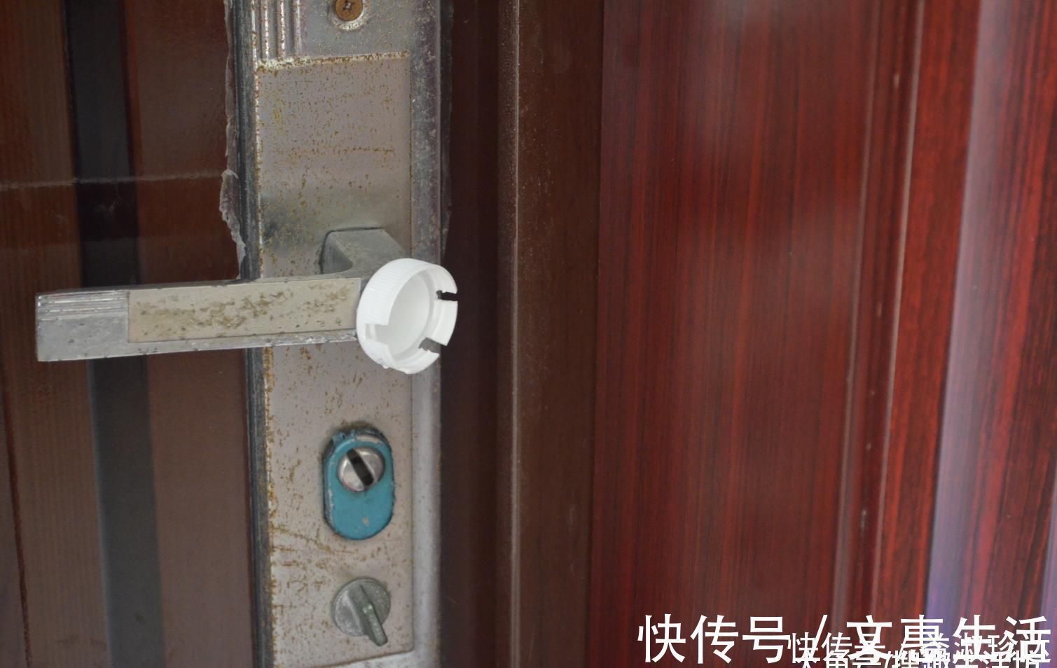 塑料|门把上粘个塑料瓶盖, 没想到还有这妙用, 家家户户都用得着