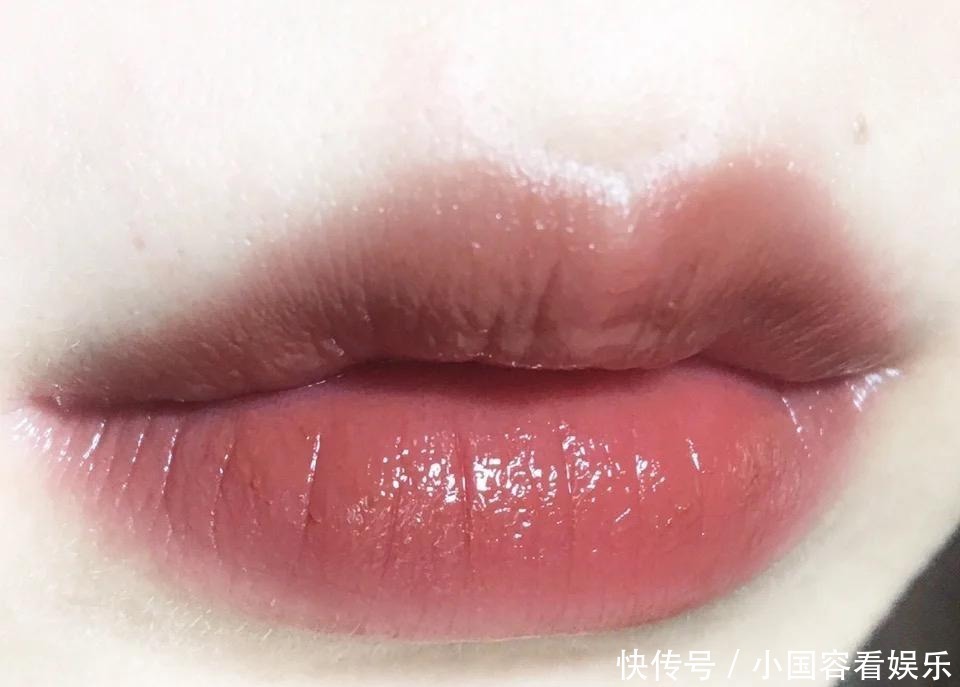 素颜|过年了,40岁的女人别不打扮,这“4支”口红素颜涂看着也年轻