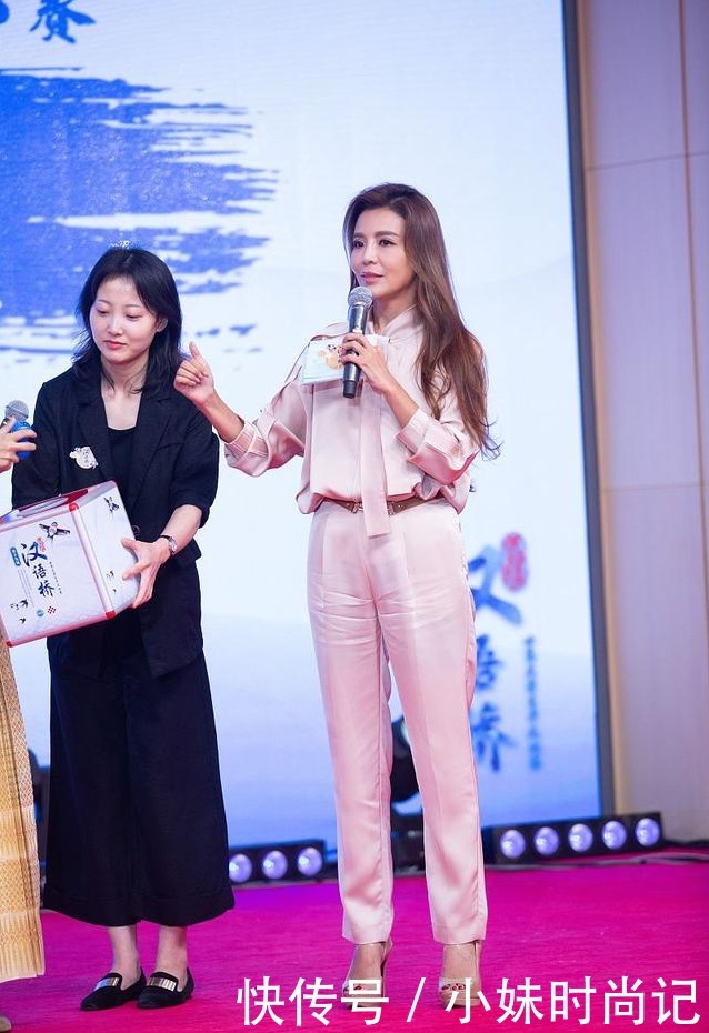 著名主持人朱迅好会穿,衬衫配阔腿裤利落干练,知性大气有格调