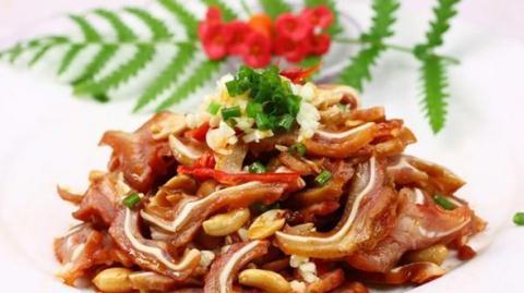 番茄鱼片汤,粉蒸鱼头,豆角焖茄块,麻辣耳丝的做法