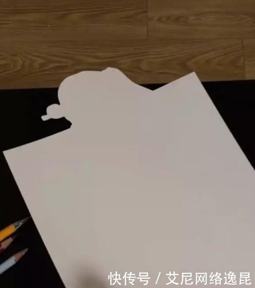 小女孩|小女孩画脚丫,网友们都等着她抬头,看到最后却直呼:被骗了!