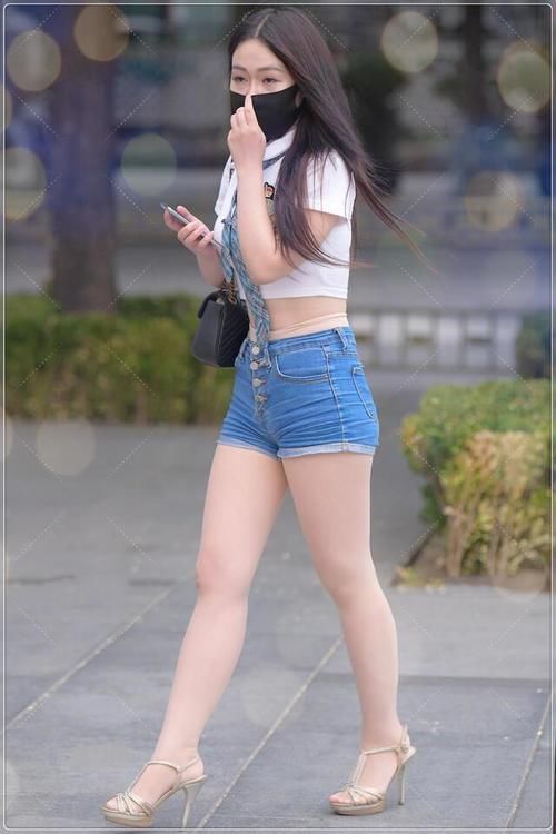 搭配|小姐姐穿白色学院风T恤,搭配短款牛仔裤,清新自然青春靓丽