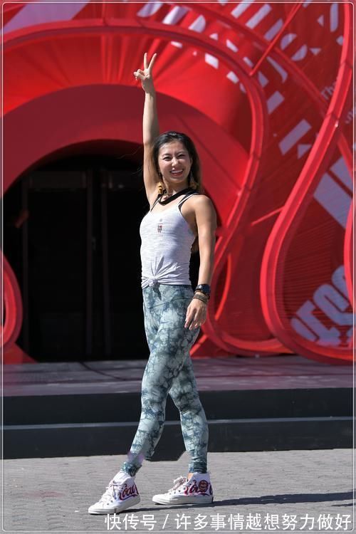 迷彩|浅灰色背心搭配迷彩健美裤,清凉舒适,凸显好身材