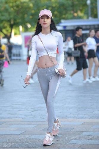 百搭 美女脚上搭配的高跟鞋，既舒适又时尚，带着一种浪漫的飘逸