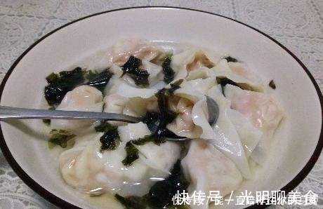 自制馄饨时,掌握1点小技巧,馄饨皮薄馅大,馅香皮软还爽滑