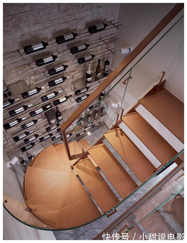 衣帽间|84㎡阳光loft,玫瑰金弧形旋梯、水平线性的灯光酒柜墙,超炫酷!