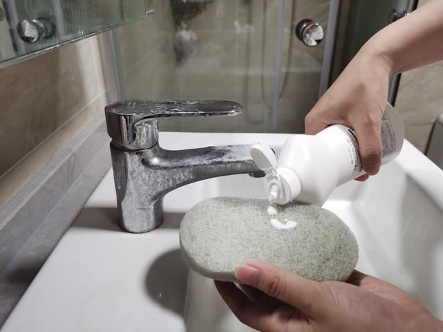 玻璃胶|一下雨就反味！卫生间里的臭味从哪来？我有三招，可以一劳永逸