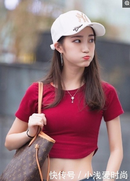 美女这身混搭太吸睛了高腰红色T恤+修身牛仔裤,尽显成熟气质