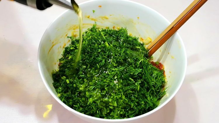 茴香饺子怎么调馅好吃?原来有秘诀,茴香翠绿又入味,鲜美又多汁