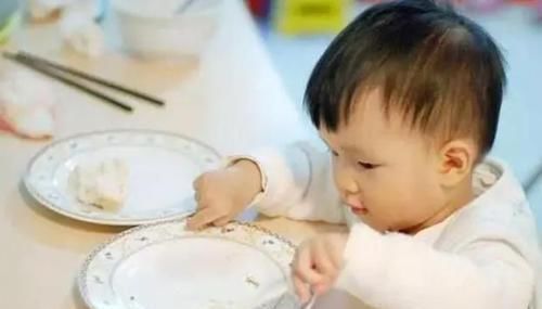 8岁男童长出“双排牙”,被拔掉时疼哭了,得知原因后奶奶崩溃