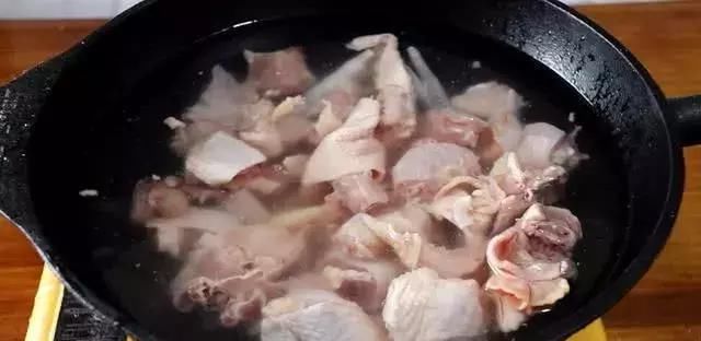 牛肉|炖牛肉,最好不要直接焯水,加上这1步,炖好的牛肉“不腥不柴”