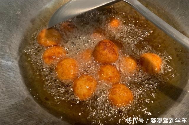 炸红薯丸子,用淀粉还是面粉都不对,厨师长教你做法,外酥里嫩