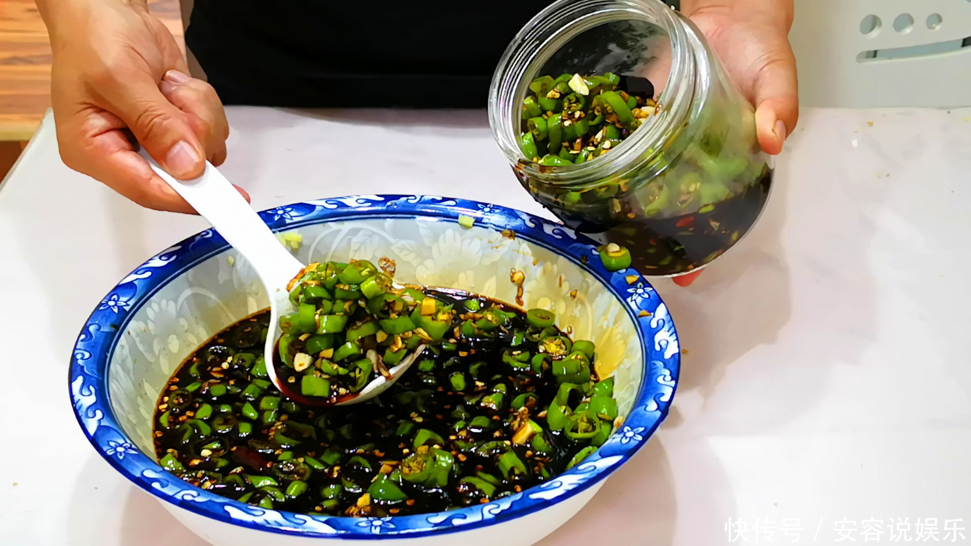 腌辣椒别只会加盐了，教你秘制腌法，我家隔三差五做，比吃肉还香