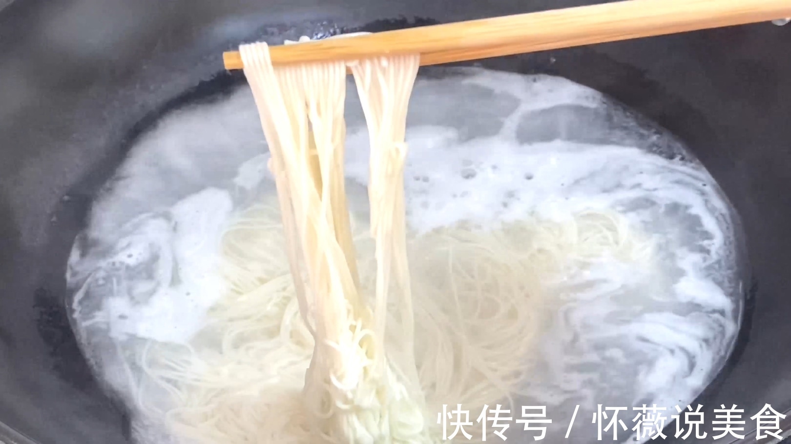 煮面条最忌开水下锅，面馆老师傅教你方法，做法简单，爽滑又劲道