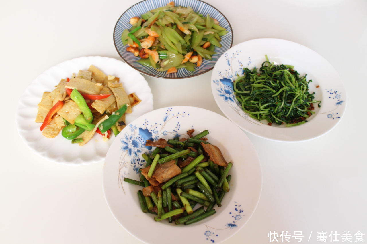 两口子的晚餐，每天3个菜伙食费才30多，荤素搭配，吃得香