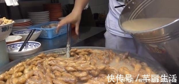 大叔用“洗衣盆”卖早餐4元1碗，每天5盆不够卖，外地人却咽不下
