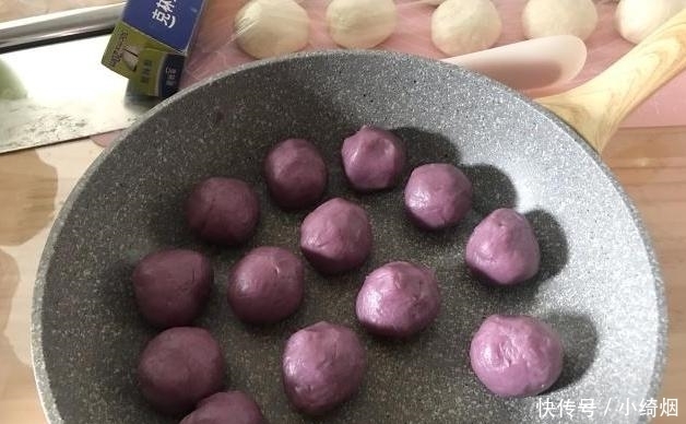 面粉|日式香芋饼,蒸完揉成泥,裹上面粉压成型,还用得着去买?