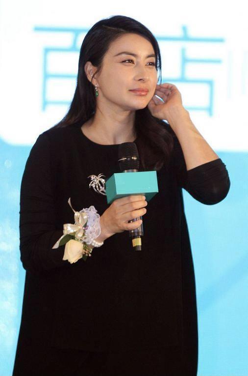 郭晶晶和一般“阔太”不一样，黑色连衣裙简约舒适，高级感爆棚