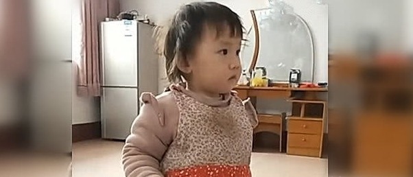 生活环境|两个小姐妹,一个是奶奶带大的,一个是姥姥带大的,还是有区别的