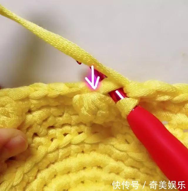 旧衣服剪几刀，制作布条线，拿来钩编收纳盒，非常实用！附教程