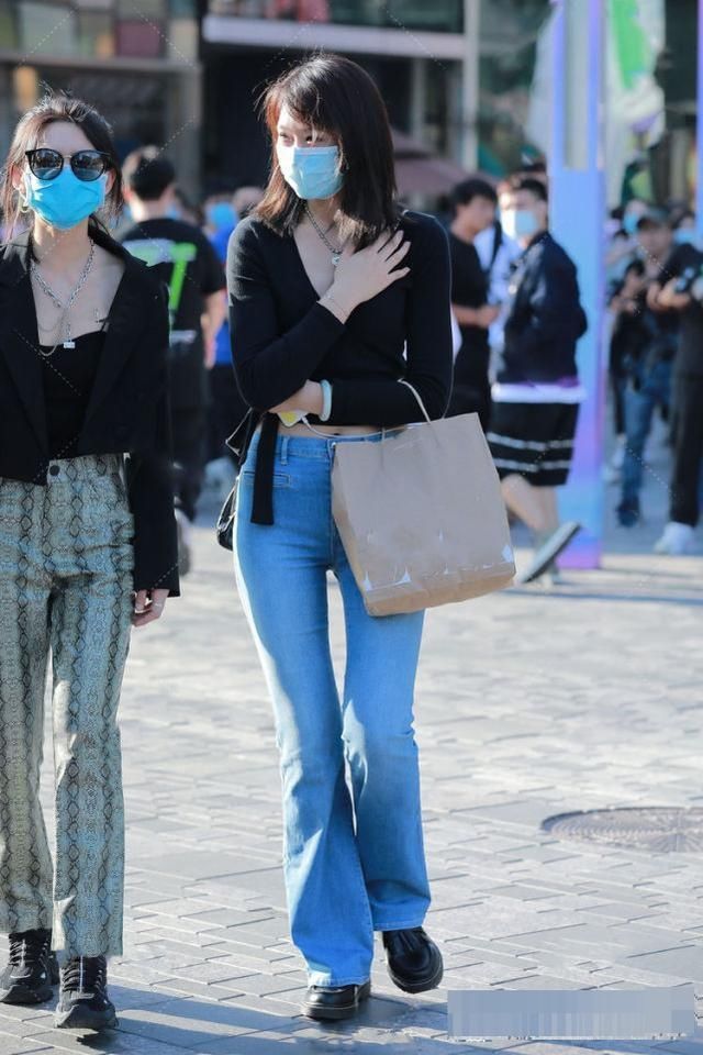 喇叭裤|美女一件V型领的针织衫搭露脐牛仔裤,整个造型增添了几分洒脱美