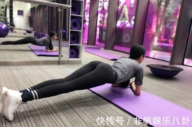 时尚 亭亭玉立的打底裤美女, 凹凸有致的身材, 显青春时尚有致的身材!