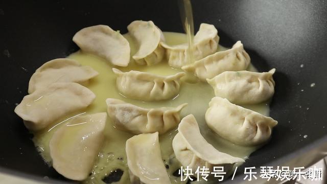 食用油|这个素锅贴我家一周吃三次,口感鲜香又酥脆,调好面糊才是关键